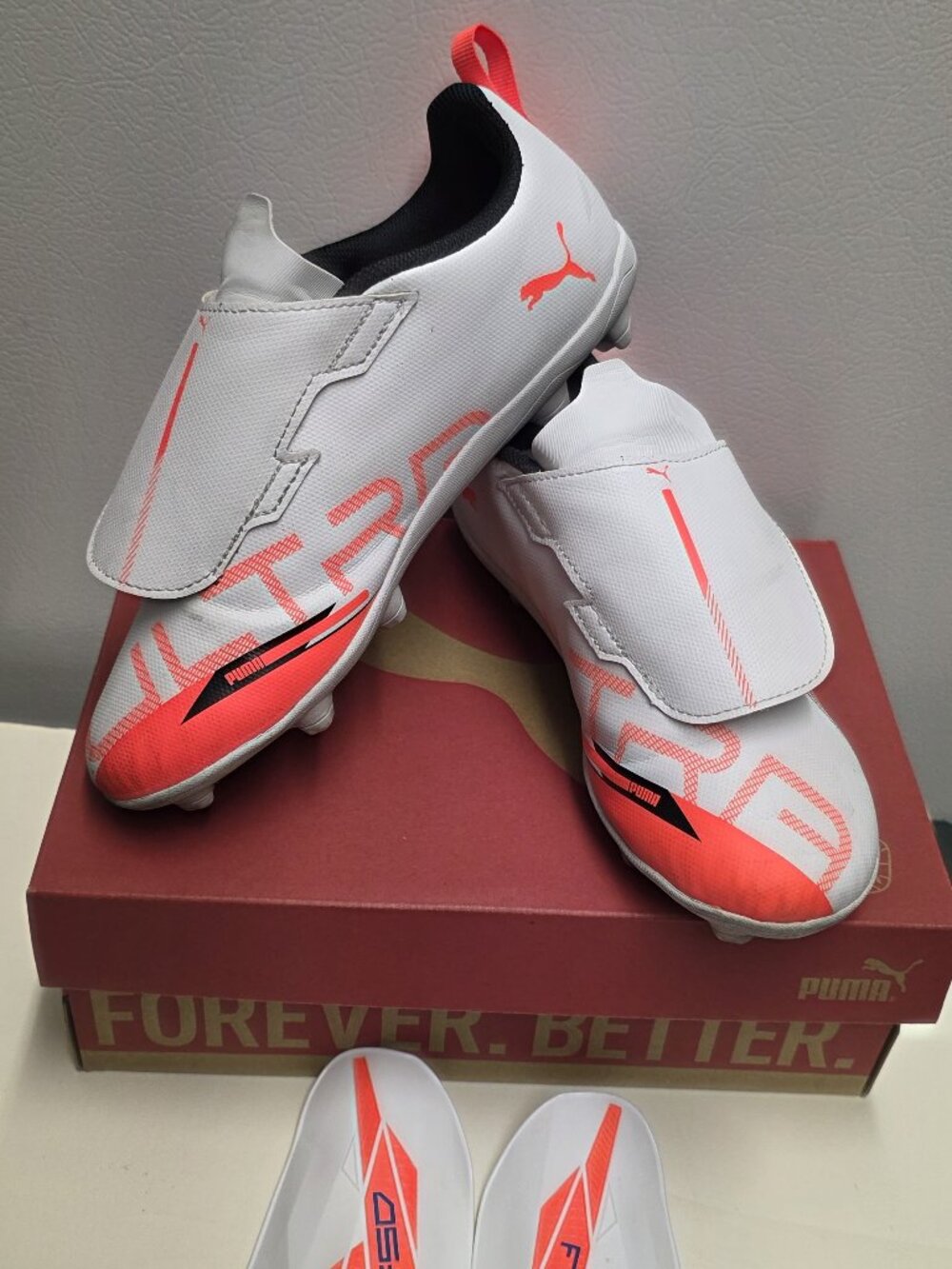 Soccer Cleats Puma Jr. Ultra 5 Play V FG/AG RB size 3.5 w/shin guards